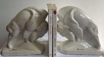 Cerabelga - Boekensteunen (2) - Faience met craquelé - bizon, Antiquités & Art