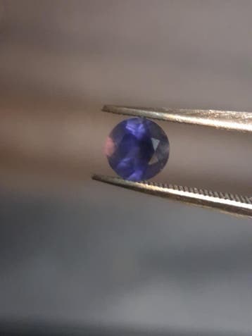 Natural Iolite - 0.436 ct - round - unheated - bluish violet, Handtassen en Accessoires, Edelstenen, Verzenden, Nieuw