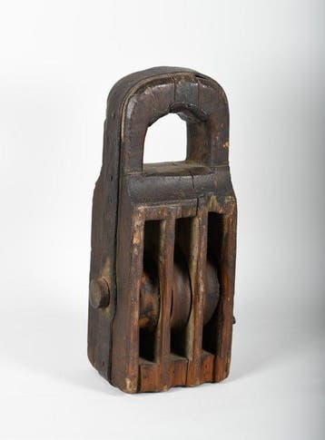 Maritieme objecten - Antieke houten driedubbele hijskatrol