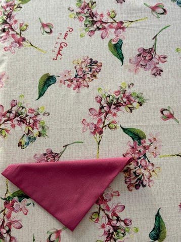 Elegant tafellaken met bloemenpatroon, gesigneerd Pierre