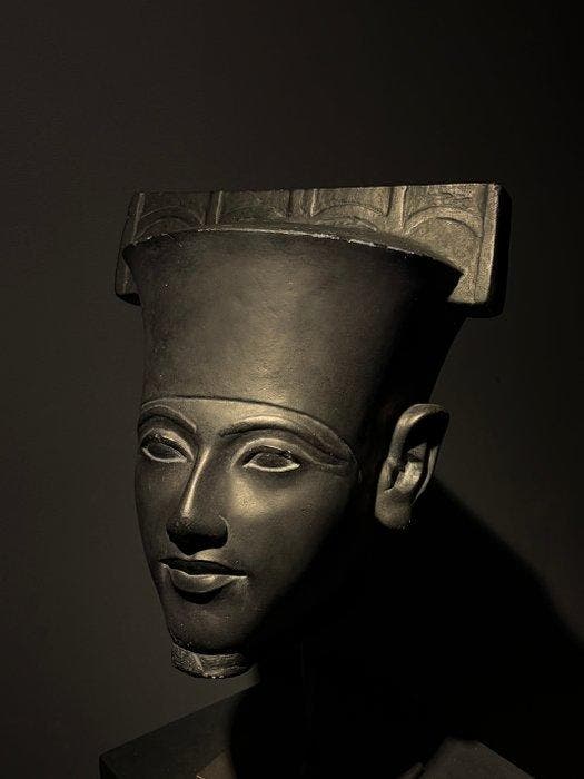 Museo del Louvre - Buste, Reproducción Nefertiti - 38 cm -, Antiek en Kunst, Antiek | Keramiek en Aardewerk