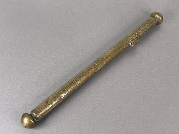 Étui à plume en laiton himalayen ancien – gravé à la main –, Antiquités & Art