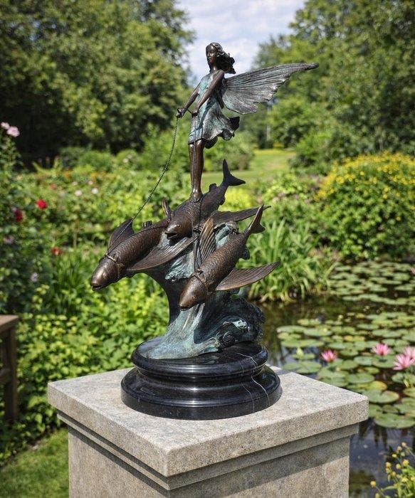 Beeld, Fairy Riding Flying Fish - 38 cm - Brons, Marmer -, Antiek en Kunst, Kunst | Designobjecten