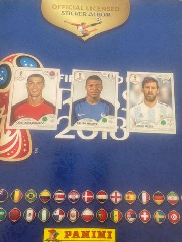 2018 Panini World Cup Russia - One black backs - One pink, Nieuw