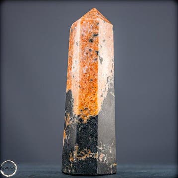 Adembenemende oranje calciet-turmalijn obelisk – Een uniek