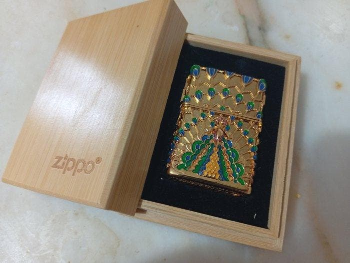 Zippo, Japanese Peacock – Brass & Enamel – Relief - Limited, Verzamelen, Rookartikelen, Aanstekers en Luciferdoosjes