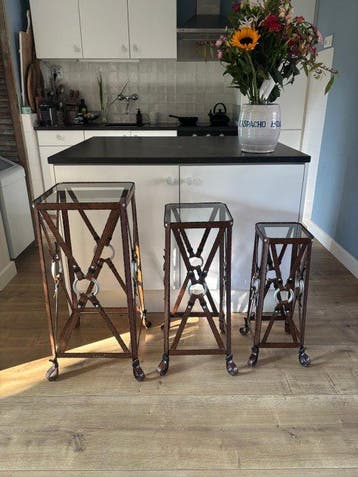Wandtafel - Metaal, Glas - Een set van drie consoletafels in, Antiek en Kunst