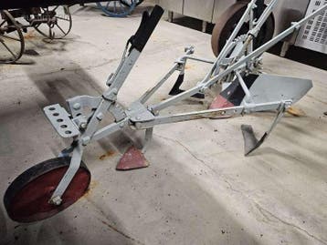 Antieke metalen getrokken ploeg