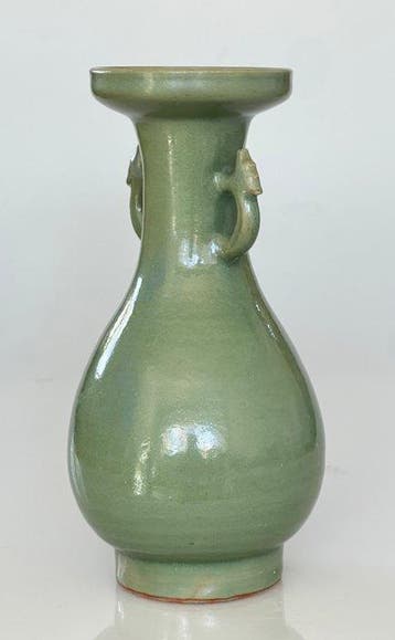 Een zeldzame celadon-vaas met drakenhandgrepen - ex