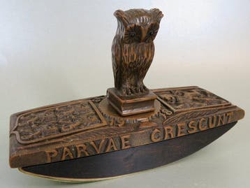 Chique blotter met uil: 1918 -1943 Parvae Crescunt -, Nieuw