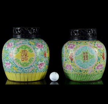 Een paar grote Chinese Peranakan Shou spiegelpotten met