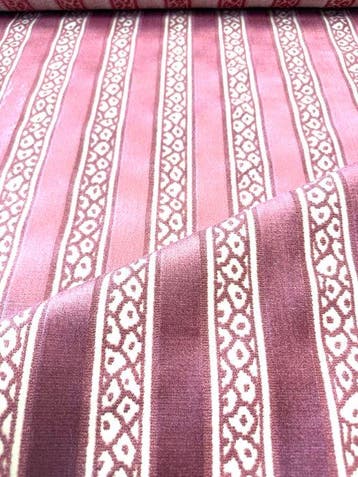 1611Prachtig jacquardfluweel in oudroze/mauve op een lichte