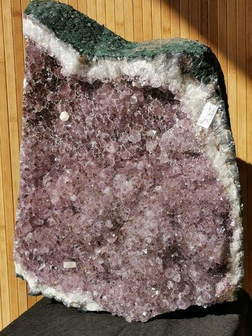 Prachtig groot amethiststuk met calciet, geometrische