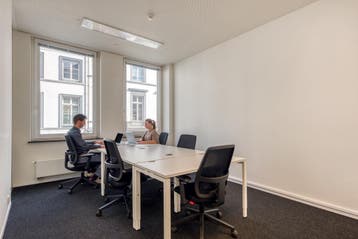 Kantoorruimte voor 3 in Mercier Square, Verzenden