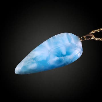 Geen reserve – 32,25 ct Larimar met stralend wit patroon