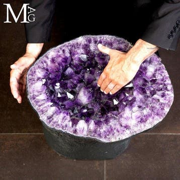 Uniek mineraalmonster - Grote amethistgeode, in sectie