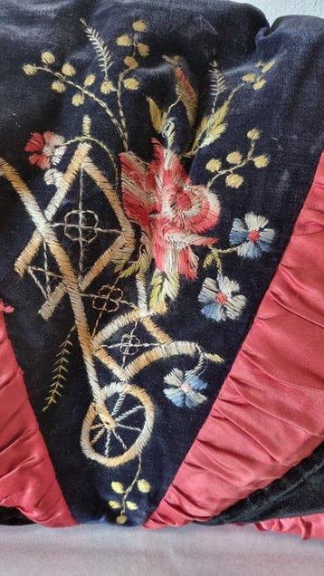 art déco 1920s Grote halvemaanvormige geborduurde - Kussen