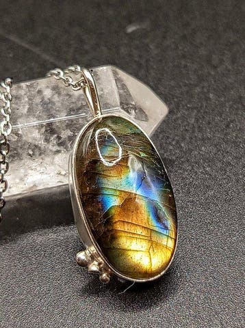 Bijou artisanal « Rajat » en argent 925 avec labradorite