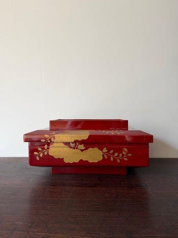 Boîte - une laque rouge vermillon vif, ornée de feuillages, Antiquités & Art