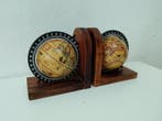 Serre-livres (2) - Porte-livres pour globes terrestres. -