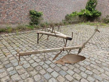 Antieke ploeg en zaagframe
