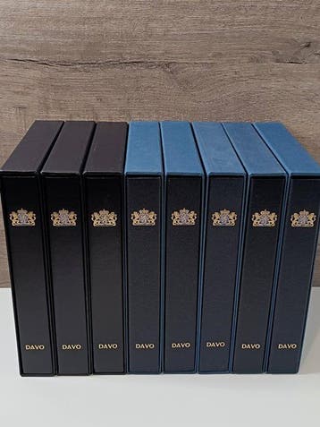 Accessoires - 8 albums Davo pour timbres et cartes postales, Gestempeld
