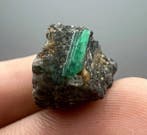 Volledige afsluiting top groene klatsche smaragd Kristal op