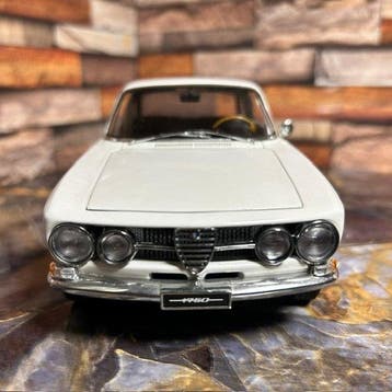 Autoart 1:18 - Modelauto - Autoart 1:18 Alfa Romeo 1750 GTV, Nieuw