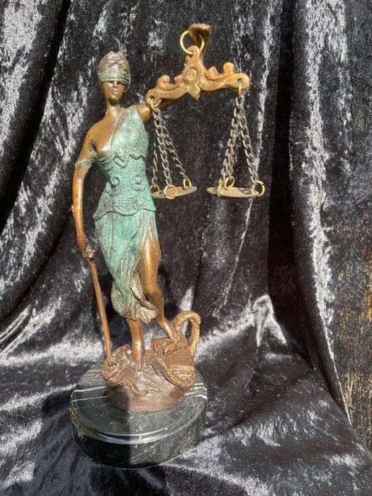 Lady Justice - 23 cm - Figuur - Gepatineerd brons, Antiquités & Art, Curiosités & Brocante