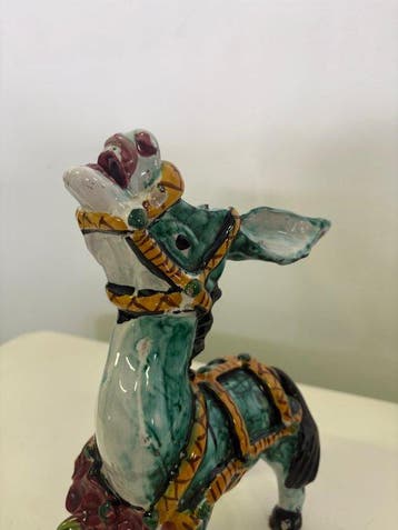sculptuur, ceramica maiolicata modellata a mano Asinello -