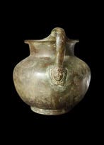 Oud-Romeins - Oenochoe van brons met decor van een ram en