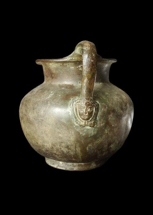 Oud-Romeins - Oenochoe van brons met decor van een ram en, Verzamelen, Mineralen en Fossielen