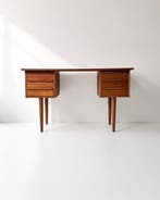 Schrijftafel - Teak - Een teak bureau in mid-century modern