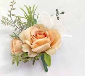 Luxe corsage zijden roos champagne cava boutonnière op