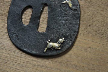 Tsuba met pup- en vlindersontwerp – tininleg met