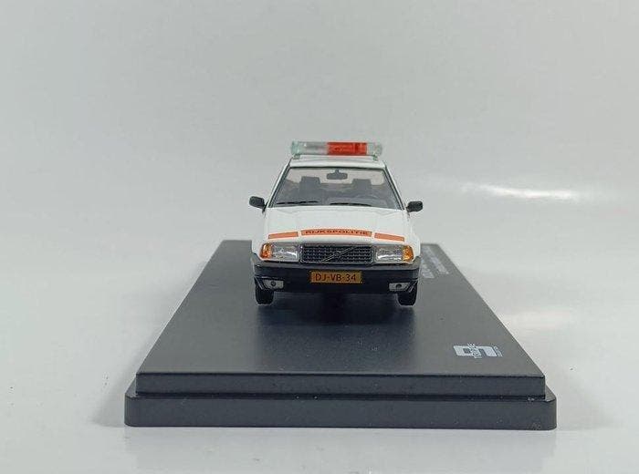 Triple 9 Collection 1:43 - Model sedan - Volvo 440, Hobby & Loisirs créatifs, Voitures miniatures | 1:5 à 1:12
