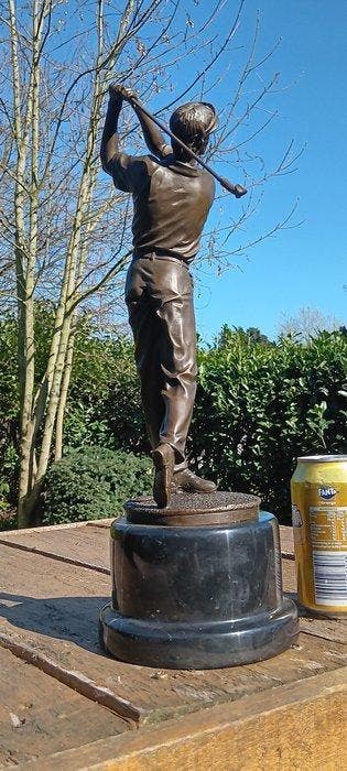 Sculpture, golfspeler met pet - 36 cm - bronze et marbre