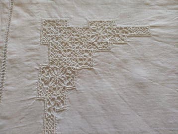 Due lenzuoli di alta qualità decorati con pregiati pizzi, Antiquités & Art