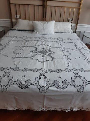 Nappe - 225 cm - 265 cm - broderie à laiguille