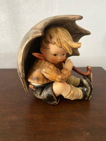 Goebel - M.I. Hummel (M.I. Hummel) - Beeldje, Umbrella Boy -