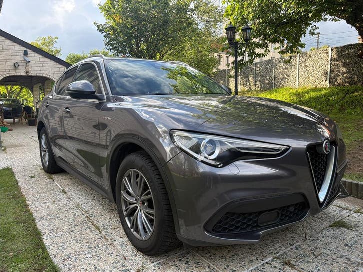Alfa Romeo Stelvio, Autos, Alfa Romeo, SUV ou Tout-terrain, Diesel, 5 portes, Neuf, Cuir, Argent ou Gris, Automatique, Noir, Propulsion arrière