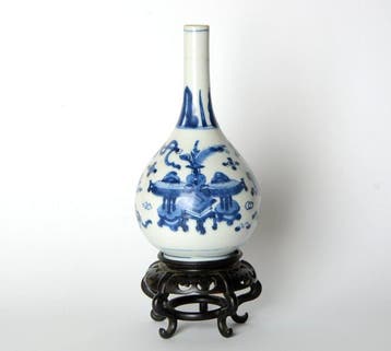 Een blauw-witte Hundred Antiques flesvaas |   -