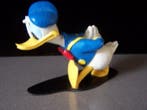 Figurine - Enesco - Donald Duck in peinzende en ijsberend, Verzamelen, Nieuw