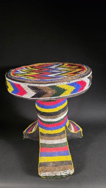 Houten kruk en kralen - Bamileke - Kameroen, Antiek en Kunst