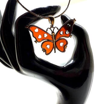 Handgesneden amber vlinder-hanger ketting in goudverguld