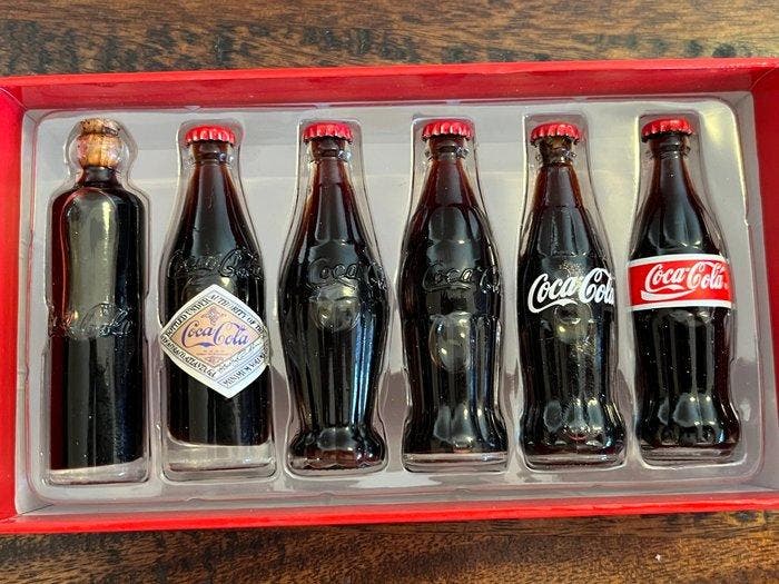Coca Cola - Fles (6) - Een ode aan de rijke geschiedenis van, Antiquités & Art, Antiquités | Jouets