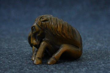 Gesigneerde Gyokusho boxhoutnetsuke van een rustend paard -, Antiek en Kunst