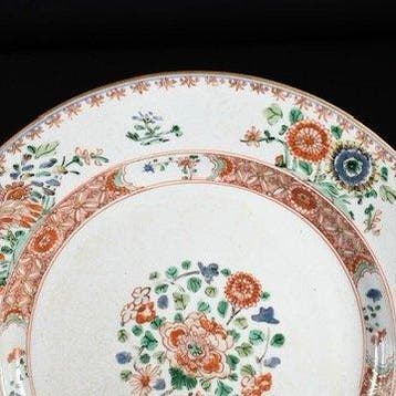 Plat - Plat en porcelaine aux émaux de la Famille Verte à, Antiek en Kunst