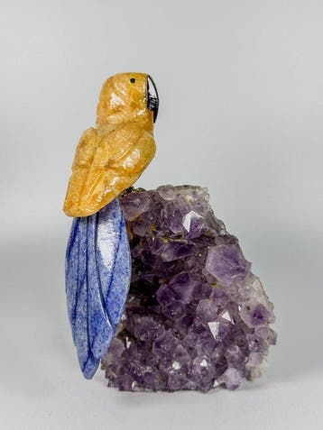 Fraai stuk - Handgesneden geel/oranje papegaai op amethyst -