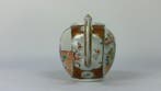 Een Famille Rose-theepot met vergulde decoratie en